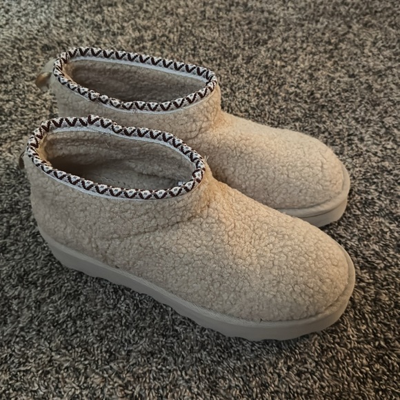 BEARPAW Snuggle Daphne Deco Boots - Picture 8 of 8